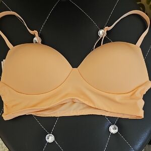 Victoria's Secret Peach Bra with‎ Adjustable Straps and Seamless Design